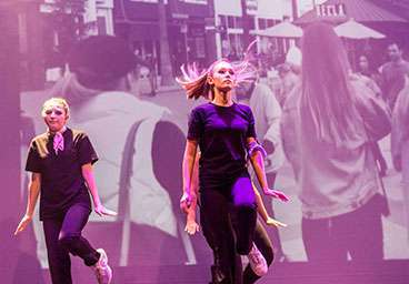 Danseurs de la compagnie OMbreS en représentation