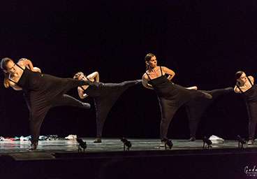 Danseurs de la compagnie OMbreS en représentation