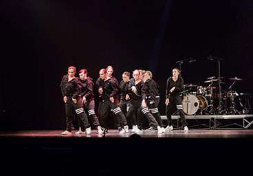 Danseurs de la compagnie OMbreS en représentation