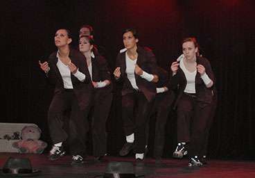 Danseurs de la compagnie OMbreS en représentation