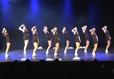 Danseurs de la compagnie OMbreS en représentation